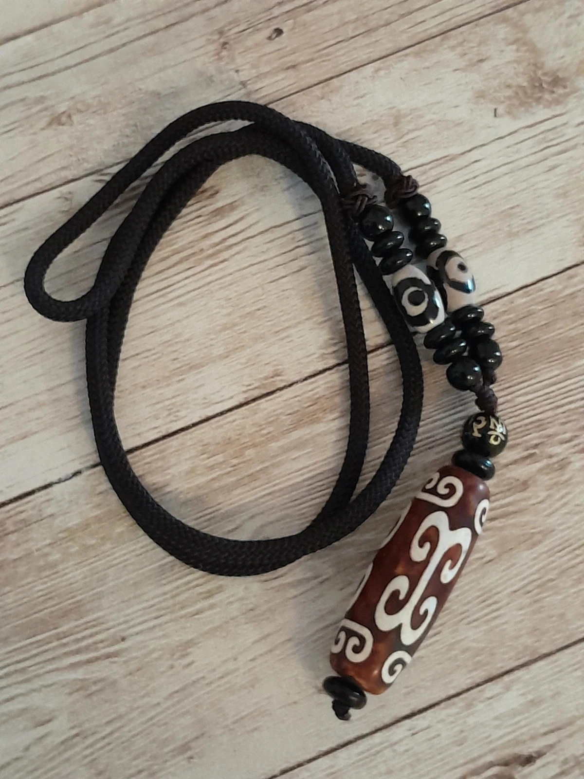 Collier avec pendentif en bois et yeux en agate tibétaine N°01